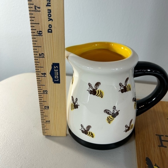 Terramoto Ceramic bee creamer with matching wood hot pad - Picture 7 of 8